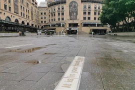 Cảnh vắng vẻ tại quảng trường Nelson Mandela ở Johannesburg, Nam Phi ngày 22/3/2020, trong bối cảnh dịch COVID-19 lan rộng. (Ảnh: THX/ TTXVN)