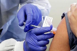 Thử nghiệm vắcxin phòng COVID-19 do công ty Moderna phát triển, tại Viện nghiên cứu sức khỏe Kaiser Permanente Washington ở Seattle, Mỹ, ngày 16/3/2020. (Ảnh: AFP/TTXVN)