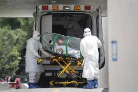 Nhân viên y tế chuyển bệnh nhân COVID-19 tại Mexico City, Mexico, ngày 16/6/2020. (Ảnh: THX/TTXVN)