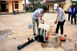Pha thuốc phun hóa chất diệt muỗi. (Ảnh minh họa: TTXVN)