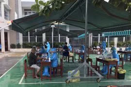 Người dân Đà Nẵng tiến hành xét nghiệm COVID-19. (Ảnh: TTXVN phát)