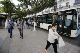Người dân đeo khẩu trang phòng lây nhiễm COVID-19 tại Algiers, Algeria, ngày 22/6/2020. (Ảnh: THX/TTXVN)