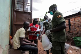 Binh sỹ phân phát thực phẩm cứu trợ cho người dân tại Kampala, Uganda ngày 4/4/2020 trong bối cảnh dịch COVID-19 lan rộng. (Ảnh: THX/ TTXVN)