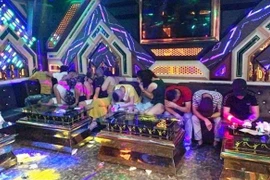 18/20 đối tượng dương tính với chất ma túy khi bị lực lượng công an phát hiện, bắt quả tang.(Ảnh: TTXVN phát)