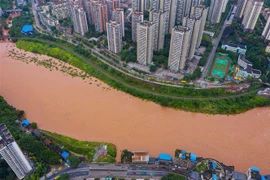 Nước sông dâng cao do mưa lũ tại Trùng Khánh, Trung Quốc ngày 1/7/2020. (Ảnh: THX/TTXVN)