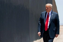Tổng thống Mỹ Donald Trump (phía trước) thị sát khu vực tường biên giới giữa Mỹ và Mexico tại bang Arizona ngày 23/6/2020. (Ảnh: AFP/TTXVN)
