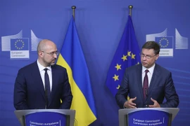 Thủ tướng Ukraine Denys Shmyhal (trái) và Ủy viên châu Âu phụ trách kinh tế Valdis Dombrovskis sau khi ký thỏa thuận hỗ trợ tài chính vĩ mô ở Brussels, Bỉ ngày 23/7/2020. (Ảnh: AFP/TTXVN)