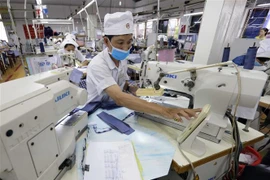 Công ty Cổ phần May mặc Bình Dương, thị xã Thuận An, tỉnh Bình Dương chuyên may các sản phẩm áo sơ mi, quần jeans, quần âu xuất khẩu sang thị trường Hoa Kỳ. (Ảnh: Trần Việt/TTXVN)