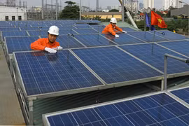 Điện Mặt Trời mái nhà không chỉ mang lại nhiều lợi ích kinh tế mà còn giúp chống nóng cho công trình và góp phần bảo vệ môi trường. (Ảnh: Ngọc Hà/TTXVN)