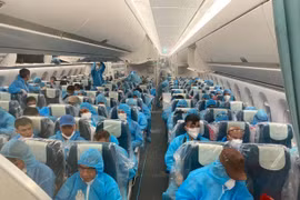 Các công dân trên chuyến bay của Hãng Hàng không Việt Nam mang số hiệu VN6. (Ảnh: TTXVN/phát)