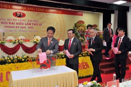 Các đại biểu bỏ phiếu bầu Ban Chấp hành nhiệm kỳ 2020 - 2025. (Ảnh: Trần Việt/TTXVN)