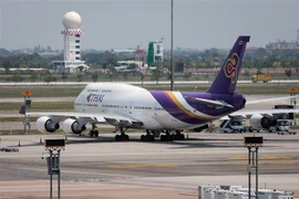 Máy bay của Thai Airways đỗ tại sân bay Suvarnabhumi ở Bangkok, Thái Lan, ngày 25/3/2020. (Ảnh: AFP/TTXVN)