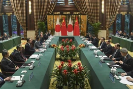 Thủ tướng Nhật Bản Shinzo Abe (thứ 4, trái) và người đồng cấp Trung Quốc Lý Khắc Cường (thứ 4, phải) tại cuộc hội đàm ở thành phố Thành Đô (Trung Quốc) ngày 25/12/2019. (Ảnh: AFP/TTXVN)