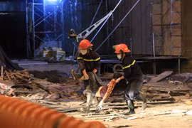 Lực lượng cứu hộ đưa người bị nạn đi cấp cứu. (Ảnh: Thành Đạt/TTXVN)
