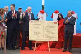 Phó Thủ tướng Thường trực Trương Hòa Bình, Thượng nghị sỹ Patrick Leahy, Đại sứ Hoa Kỳ tại Việt Nam Daniel Kritenbrink và các đại biểu thực hiện nghi thức khởi động Dự án xử lý ô nhiễm dioxin sân bay Biên Hòa. (Ảnh: Sỹ Tuyên/TTXVN)