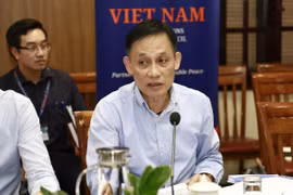 Ủy viên Trung ương Đảng, Thứ trưởng Bộ Ngoại giao Lê Hoài Trung phát biểu tại cuộc họp. (Ảnh: TTXVN phát)