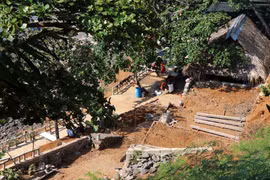 Người dân tự ý san ủi, đào bới, lấn chiếm diện tích đất rừng phòng hộ ven biển lẫn khu vực thắng cảnh Ba Tâng Gâng để xây dựng nhiều công trình trái phép. (Ảnh: Lê Ngọc Phước/TTXVN)