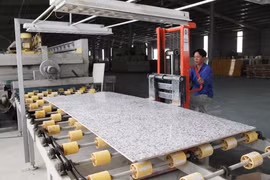 Công ty Cổ phần Quartz Việt Nam hoạt động từ tháng 4/2012, tại Khu công nghiệp Thụy Vân, thành phố Việt Trì (tỉnh Phú Thọ), chuyên sản xuất các loại đá ốp lát cao cấp xuất khẩu sang thị trường Hoa Kỳ. (Ảnh: Anh Tuấn/TTXVN)