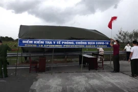 Một chốt kiểm dịch trên tuyến đường có đông người qua lại tại tỉnh Quảng Nam. (Ảnh:Trịnh Bang Nhiệm/TTXVN)