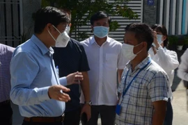 Đoàn kiểm tra tại khu dân cư nơi có ca mắc COVID-19 số 416. (Ảnh: Quốc Dũng/TTXVN)