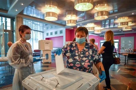 Cử tri Nga tại một điểm bỏ phiếu trưng cầu dân ý về sửa đổi Hiến pháp ở Moskva ngày 1/7/2020. (Ảnh: THX/TTXVN)