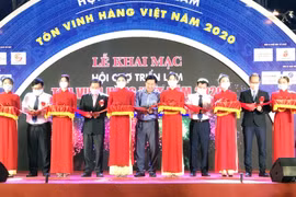 Các đại biểu cắt băng khai mạc Hội chợ Triển lãm Tôn vinh hàng Việt - năm 2020. (Ảnh: Mỹ Phương/TTXVN)