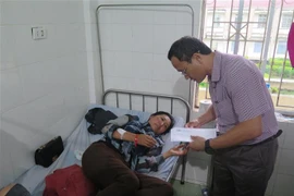 Thăm hỏi nạn nhân bị thương. (Ảnh: Dư Toán/TTXVN)