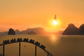 Hoàng hôn ấn tượng trên vịnh Hạ Long. (Ảnh: Diệu Hương/Vietnam+)