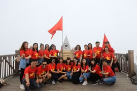 Du khách lên đỉnh Fansipan trước khi đợt dịch COVID-19 thứ 2 bùng phát. (Ảnh: Nam Nguyễn/Vietnam+)