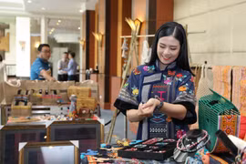 Hoa hậu Ngọc Hân rất ưa chuộng các sản phẩm dệt thổ cẩm thủ công cúa đồng bào dân tộc thiểu số Đắk Nông. (Ảnh: CTV/Vietnam+)