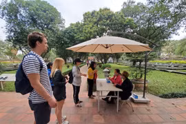 Du khách quốc tế tham quan Văn Miếu-Quốc Tử Giám trước thời điểm bùng phát dịch COVID-19. (Ảnh: Bùi Huy Hoàng/Vietnam+)