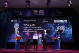 Phó Chủ tịch Hiệp hội du lịch trao giải cho các cá nhân xuất sắc. (Ảnh: Tuấn Nam/Vietnam+)