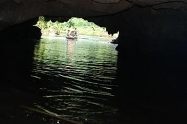 Các hồ nước nối liền với nhau bởi động xuyên thủy tạo nên một hành trình khép kín với những trải nghiệm thú vị. (Ảnh: Thông Chí/Vietnam+)