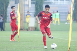 Tiền vệ Võ Huy Toàn gặp chấn thương rách cơ đùi sau buổi tập chiều 28/9 cùng tuyển Việt Nam. (Ảnh: Nguyên An)