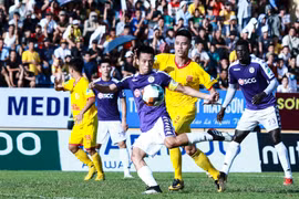 Trận đấu giữa Hà Nội FC với Nam Định diễn ra bình thường dù dịch COIVD-19 đang diễn biến phức tạp ở thủ đô. (Ảnh: Nguyên An/Vietnam+)