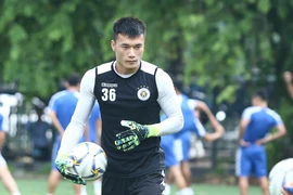 Thủ môn Bùi Tiến Dũng gửi lời cảm ơn chân thành tới câu lạc bộ Hà Nội sau khi chuyển tới đội bóng mới. (Ảnh: Nguyên An/Vietnam+)