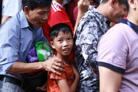 Từ sự cố ở Nam Định: Đưa trẻ tới sân xem bóng đá nguy hiểm cỡ nào? 