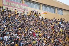 Các hoạt động thể thao đông người khiến nguy cơ lớn khiến lây lan dịch bệnh viêm đường hô hấp cấp do chủng mới do virus corona gây ra. (Ảnh: Vietnam+)