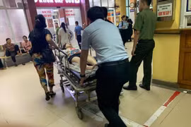 Nữ cổ động viên được đưa vào Bệnh viện Xanh Pôn. (Ảnh: Phạm Kiên/Vietnam+)