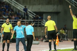 Cận cảnh HLV Park Hang-seo nhận thẻ vàng vì phản ứng gay gắt 