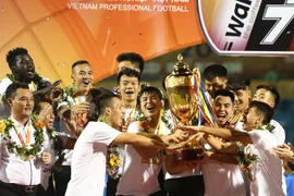 Khoảnh khắc Hà Nội FC nâng cao cúp vô địch V-League lần thứ 5