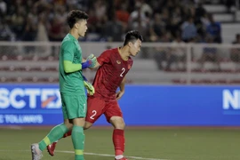 Thủ môn Bùi Tiến Dũng dự bị ở trận đấu với U22 Singapore tối 3/12 sau sai lầm ở trận đấu với U22 Indonesia. (Ảnh: Vietnam+)