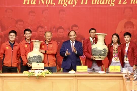 Thủ tướng trao quà cho đội tuyển bóng đá nữ và U22 Việt Nam 