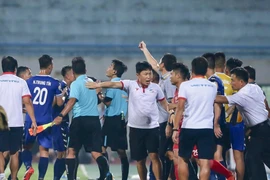 Ban huấn luyện, cầu thủ Viettel và Bình Dương tranh cãi với trọng tài sau tình huống thay đổi quyết định công nhận bàn thắng. (Ảnh: Hồ Hải Hoàng)