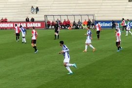 Đoàn Văn Hậu (giữa) đá chính trong trận đấu của đội dự bị SC Heerenveen tối 23/9. (Nguồn: FB Nguyễn Đắc Văn)