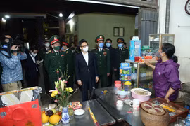 Phó Thủ tướng Vũ Đức Đam đến thăm, chúc tết, động viên cán bộ, chiến sĩ và người dân thực hiện cách ly tập trung (Ảnh: TTXVN phát) 