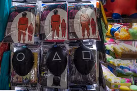 Đồ cosplay ăn theo "Squid Game" đắt hàng trong mùa Halloween