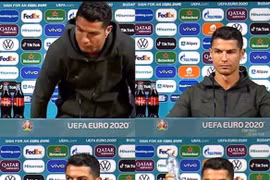 [Video] Cristiano Ronaldo bực tức vì thấy chai Coca ở bàn họp báo