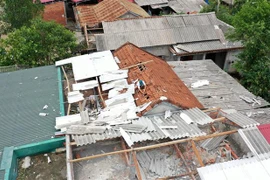 Người dân ở xã Hải Sơn, huyện Hải Lăng, Quảng Trị lợp lại nhà bị tốc mái do bão số 5 gây ra. (Ảnh: Hồ Cầu/TTXVN)