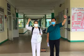Bệnh nhân 1015, bệnh nhân cuối cùng điều trị tại Bệnh viện Phổi Đà Nẵng, được xuất viện. (Ảnh: TTXVN phát)